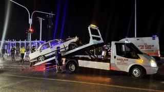 Duble yolda iki otomobil çarpıştı: 1'i ağır, 3 yaralı