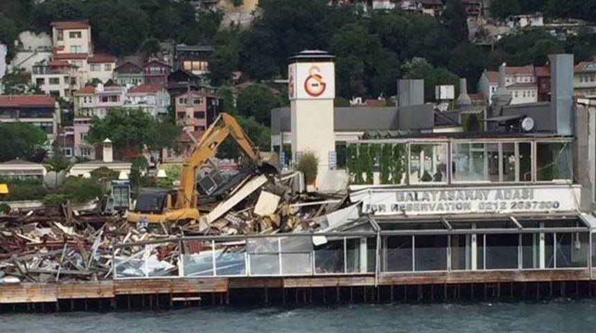 Galatasaray Adası yıkıldı! Kul&uuml;pten ve İBB'den ilk a&ccedil;ıklama