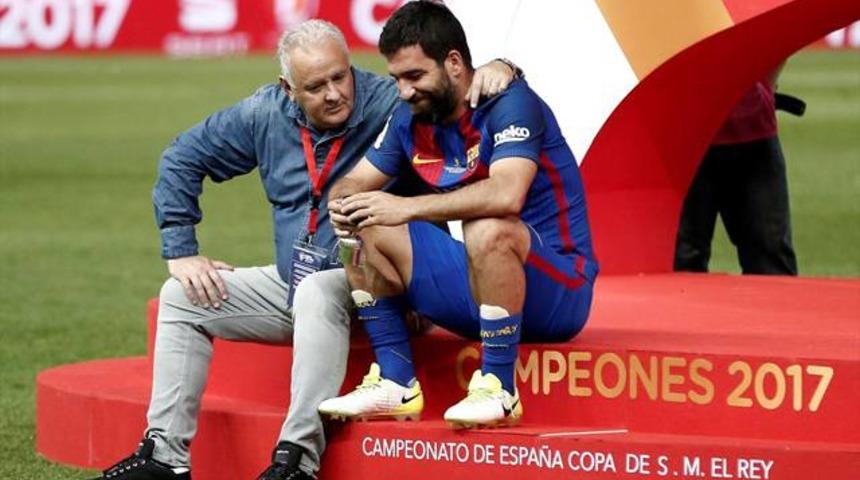 Arda'nın dikkat &ccedil;eken g&ouml;r&uuml;nt&uuml;s&uuml;! Tek başına kutladı