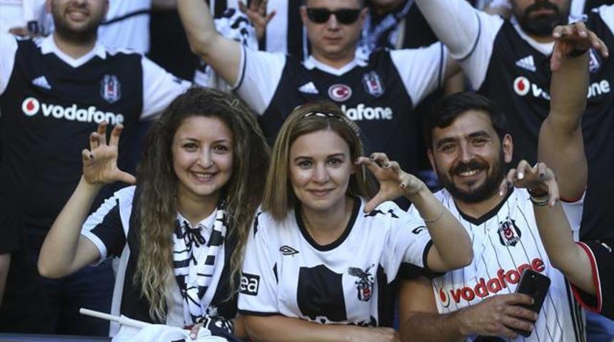 Beşiktaşlılardan Aziz Yıldırım tezahüratı