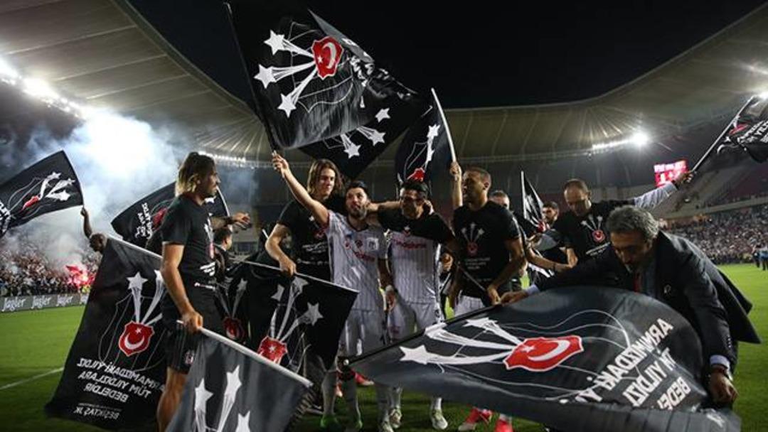 Beşiktaşlı futbolcuların b&uuml;y&uuml;k şampiyonluk sevinci