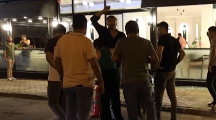 İçeride müşterilerin olduğu kafeye silahlı saldırı! Önce motosikletle, sonra da otomobille kurşunladılar