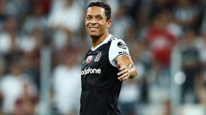 Adriano: Beşiktaş&rsquo;ta kalmak istiyorum