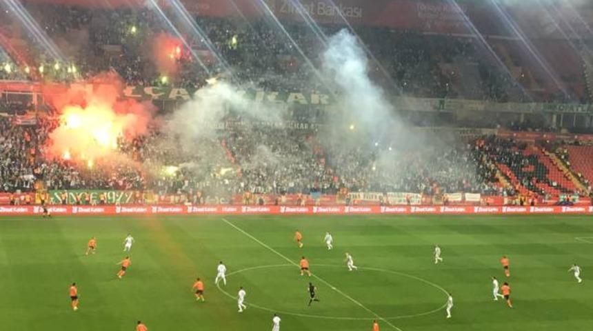 Başakşehir ve Konyaspor taraftarları birbirine girdi!