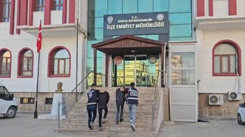 Husumetlileri tarafından bıçaklanarak öldürüldü; 2 tutuklama