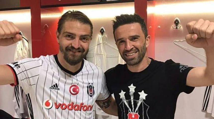 Aziz Yıldırım konuşurken G&ouml;khan G&ouml;n&uuml;l...