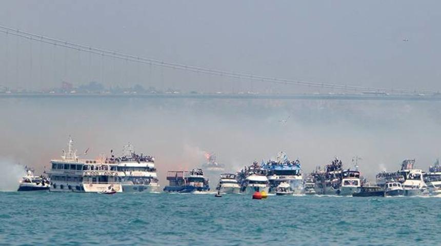 Beşiktaş&rsquo;ın Boğaz&rsquo;daki kutlamasında korkun&ccedil; olay! Bacakları koptu