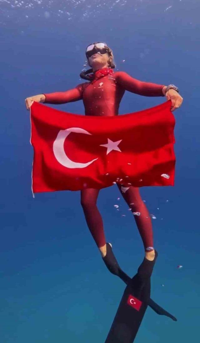 Şahika Ercümen, Zafer Bayramı’nda Kaş’ta tanka dalış yaptı 1