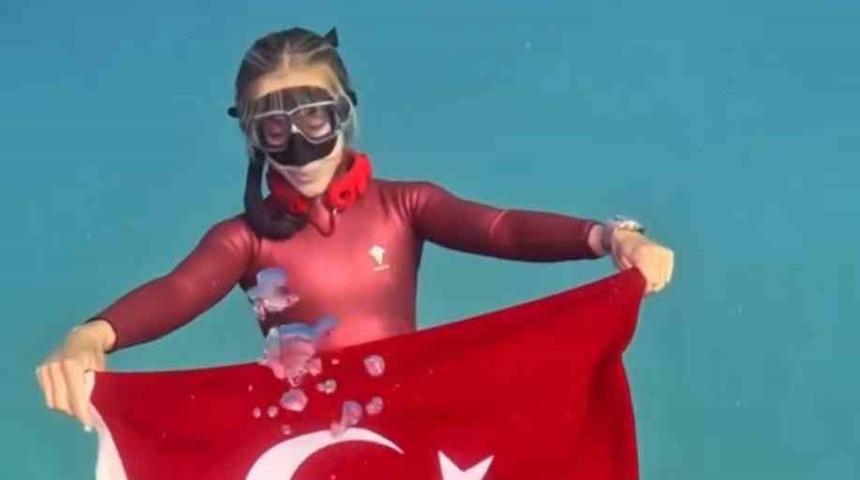 Şahika Ercümen, Zafer Bayramı’nda Kaş’ta tanka dalış yaptı