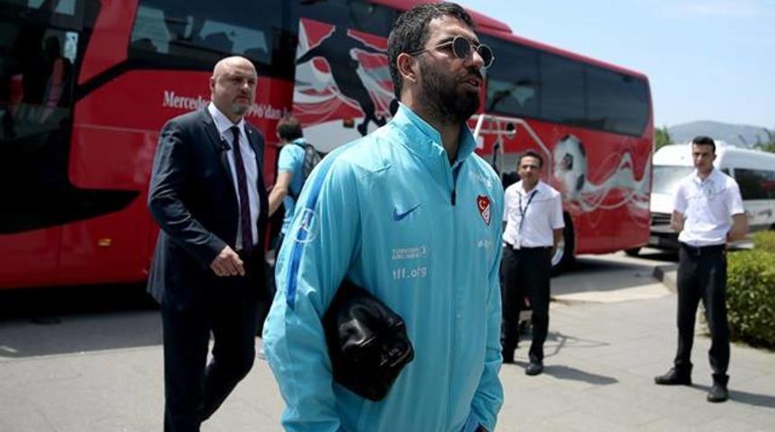 Arda Turan u&ccedil;akta gazeteciye saldırdı!