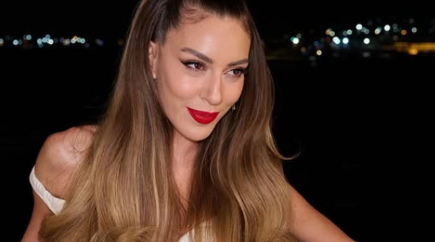 Sinem Kobal tatil karelerini paylaşmaya doyamadı! Bikinili pozu olay oldu