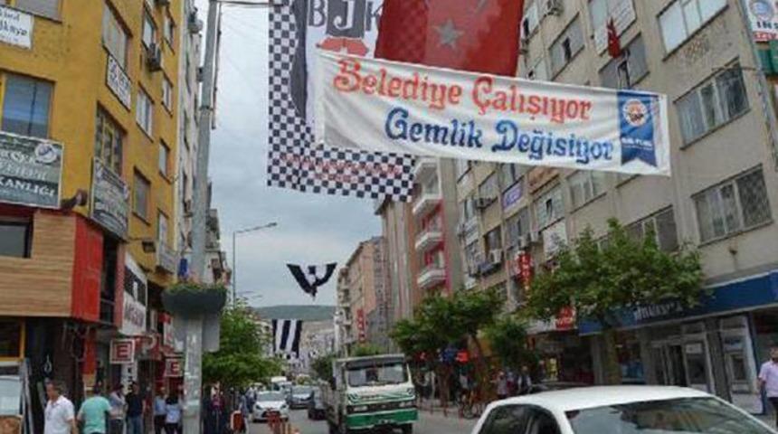 Bursaspor taraftarı Beşiktaş bayraklarını indirmek istedi