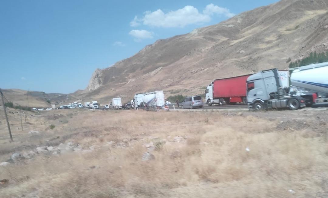 Hakkari-Van yolunda katliam gibi kaza! 4 ölü, 2 yaralı 3