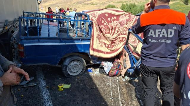 Hakkari-Van yolunda katliam gibi kaza! 4 ölü, 2 yaralı