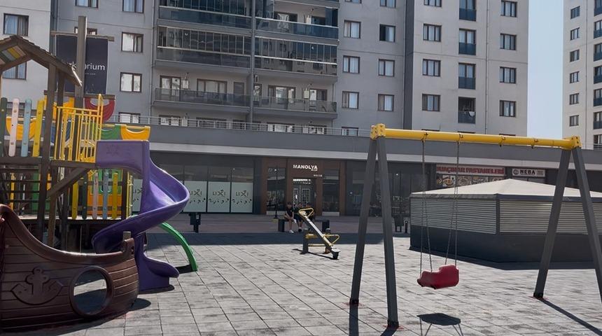 Parkta oynayan çocukları yerden yere vurdu