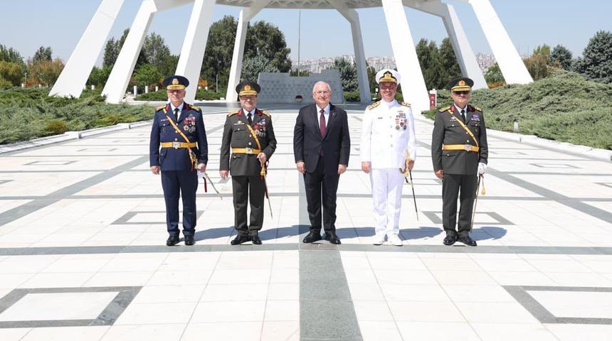 Bakan Güler, Devlet Mezarlığı'nı ziyaret etti