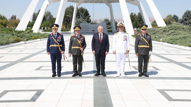Bakan Güler, Devlet Mezarlığı'nı ziyaret etti