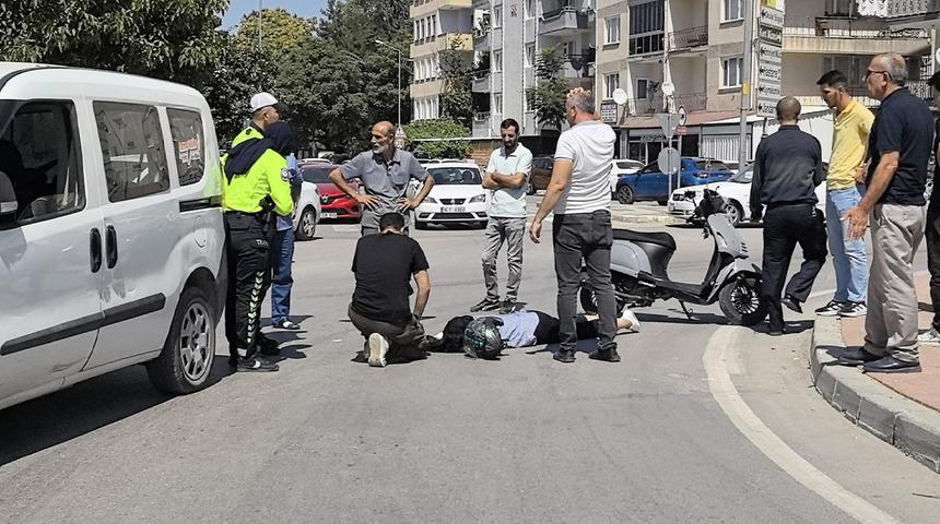 Hafif ticari araçla çarpışan motosikletin sürücüsü yaralandı