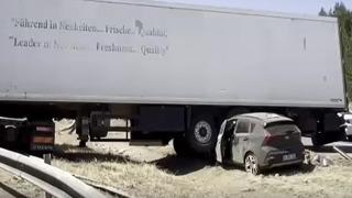 Lastiği patlayan TIR ile otomobil çarpıştı: 1 yaralı