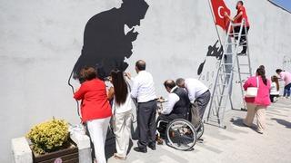 Zafer ruhu, Şehitlik Abidesi duvarlarına yansıtıldı