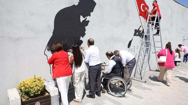 Zafer ruhu, Şehitlik Abidesi duvarlarına yansıtıldı