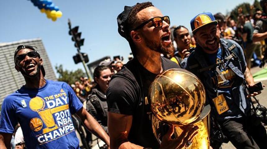 Golden State Warriors şampiyonluğunu kutluyor