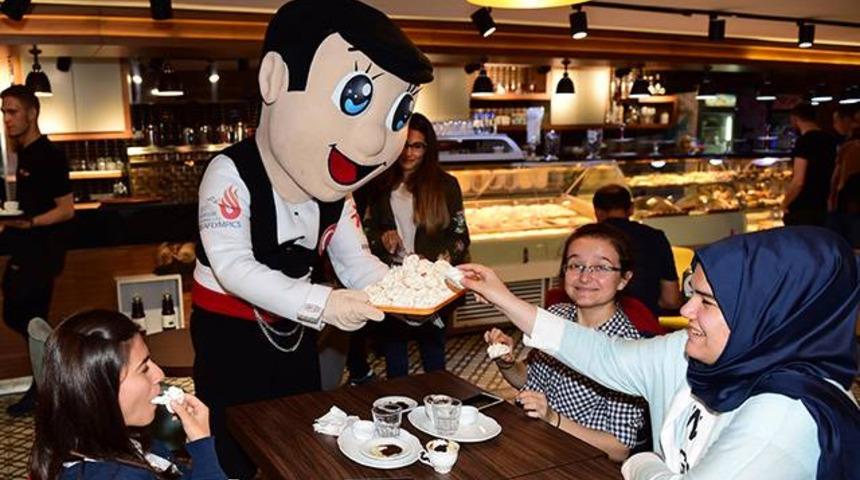 &Ccedil;akır Samsun halkına tatlı dağıttı