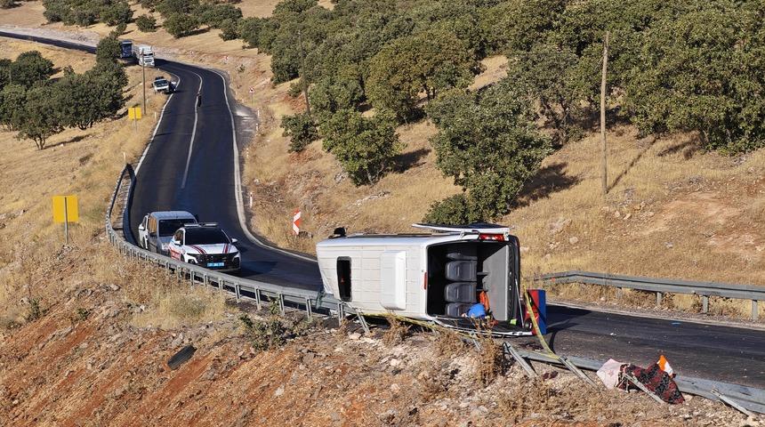 Diyarbakır'da feci kaza! Bariyerlere &ccedil;arpan minib&uuml;s devrildi: 2 kişi &ouml;ld&uuml;, 14 kişi yaralandı