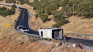 Diyarbakır'da feci kaza! Bariyerlere çarpan minibüs devrildi: 2 kişi öldü, 14 kişi yaralandı