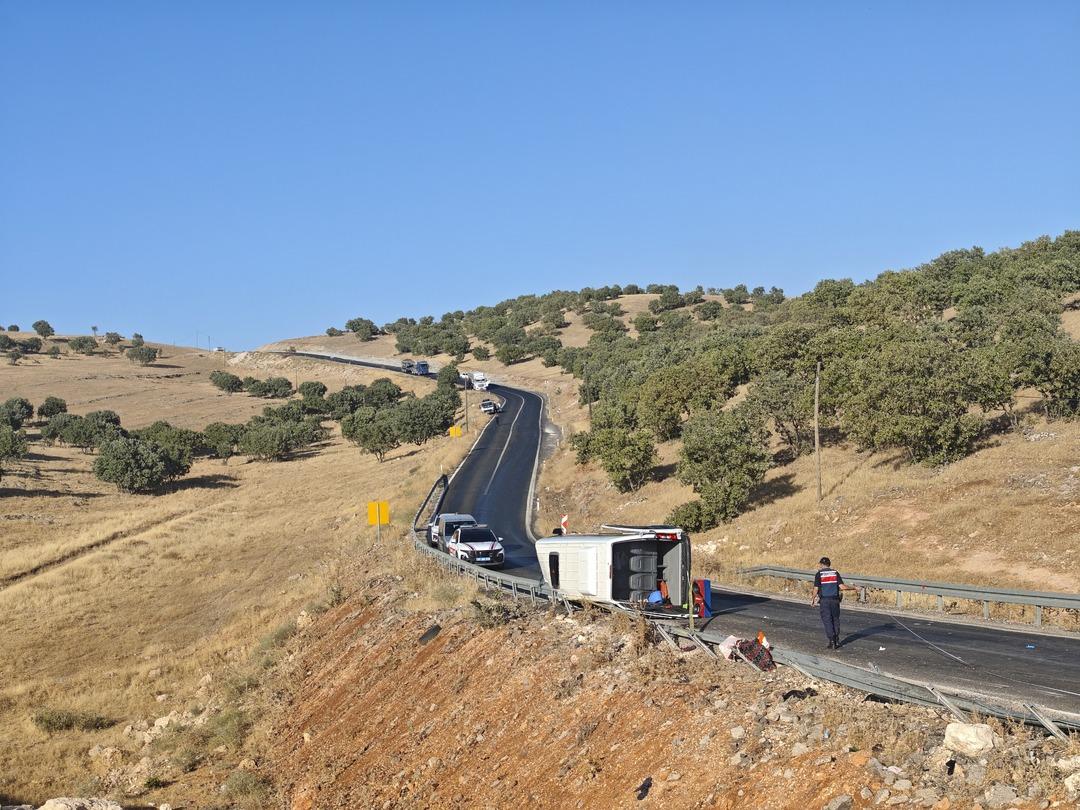 Diyarbakır da feci kaza! Bariyerlere &ccedil;arpan minib&uuml;s devrildi: 2 kişi &ouml;ld&uuml;, 14 kişi yaralandı 1
