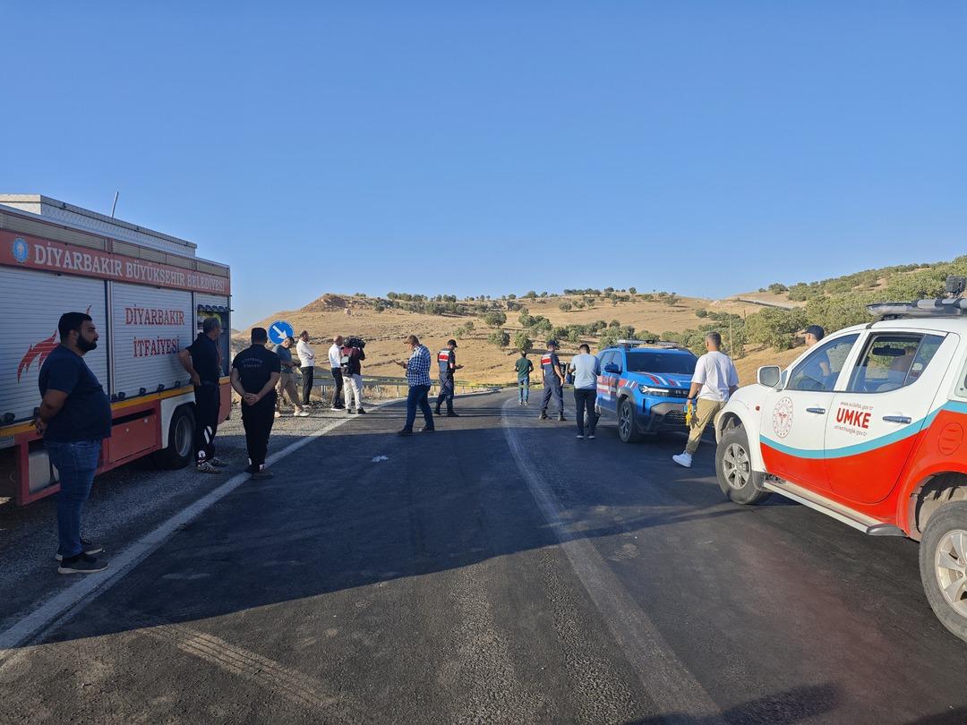 Diyarbakır da feci kaza! Bariyerlere &ccedil;arpan minib&uuml;s devrildi: 2 kişi &ouml;ld&uuml;, 14 kişi yaralandı 2