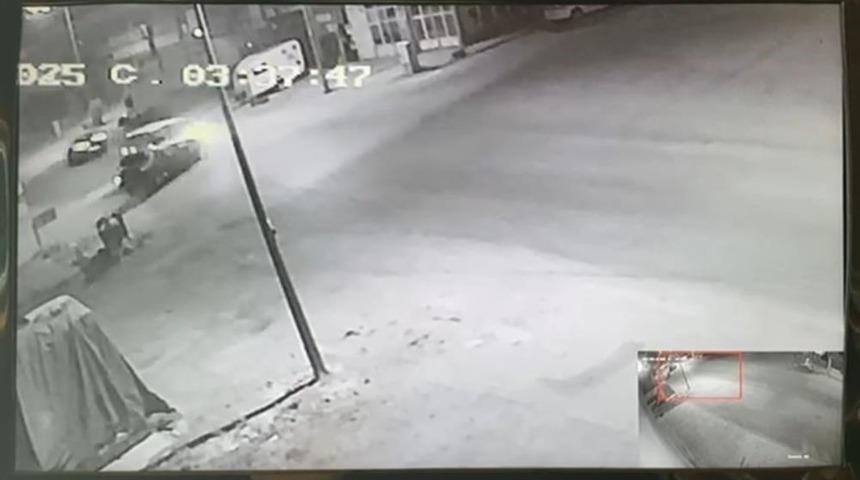 Kamyonet otomobille kafa kafaya çarpıştı: 1'i ağır 2 yaralı