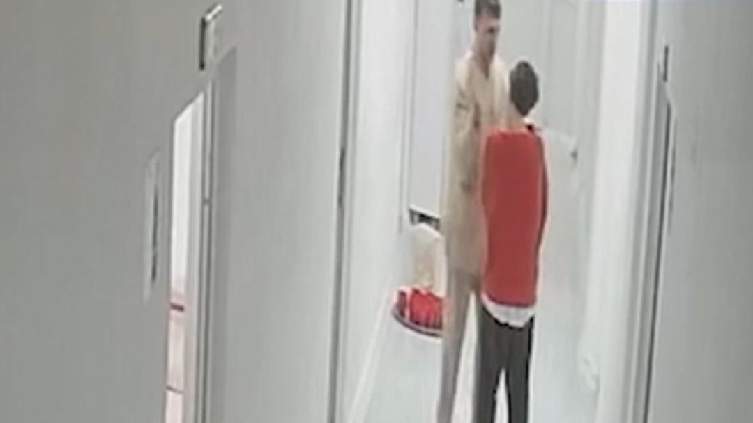 Bakımevinde skandal görüntüler! Tokat attı, boğazını sıktı, yerlerde sürükledi... "Şaka yaptık" deyip serbest kaldı 1