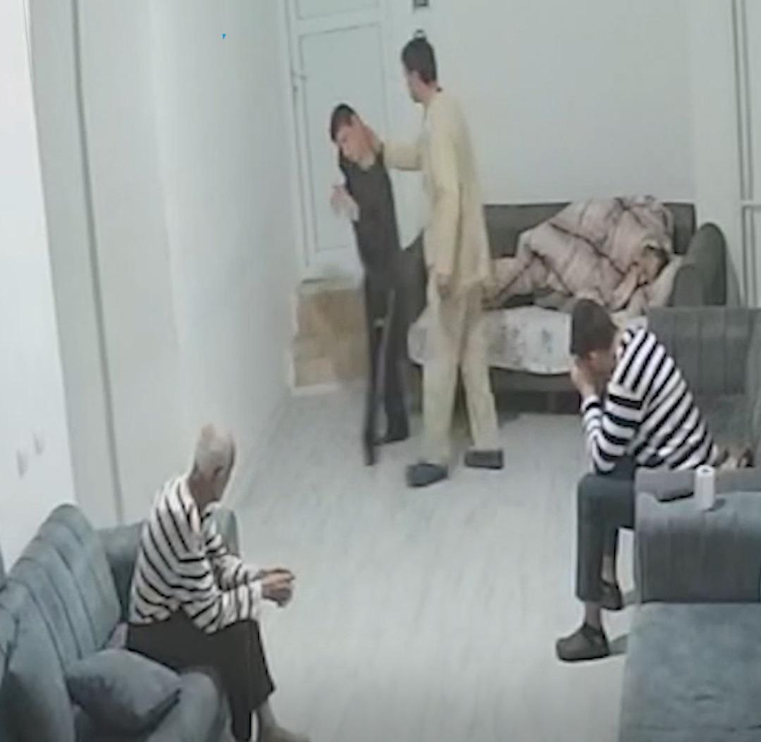 Bakımevinde skandal görüntüler! Tokat attı, boğazını sıktı, yerlerde sürükledi... "Şaka yaptık" deyip serbest kaldı 4