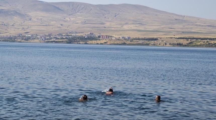 30 Ağustos'ta Van Gölü’nde 6 kilometre yüzdüler