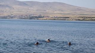 30 Ağustos'ta Van Gölü’nde 6 kilometre yüzdüler