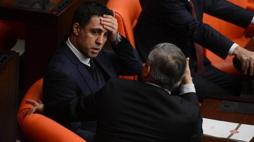 &Ccedil;anakkale 18 Mart &Uuml;niversitesi Hakan Ş&uuml;k&uuml;r'e verdiği fahri doktorayı geri aldı