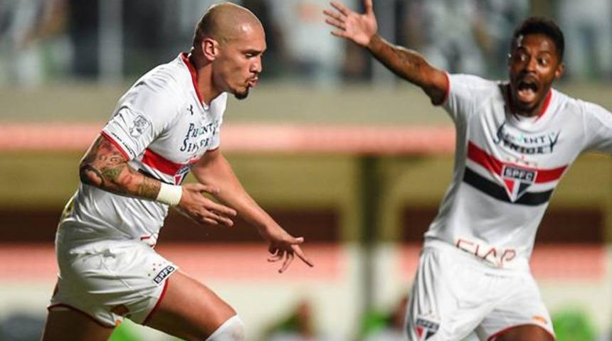 Maicon Galatasaray'la g&ouml;r&uuml;şmek i&ccedil;in İstanbul'a geliyor