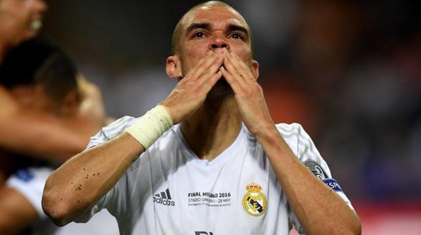 Beşiktaşlı y&ouml;neticiler Pepe i&ccedil;in Lizbon'da!