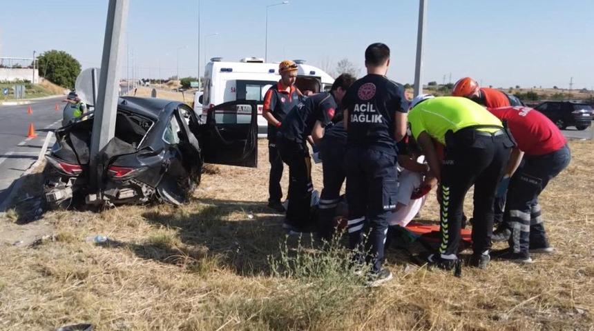 Otomobil direğe ok gibi saplandı: 3 yaralı