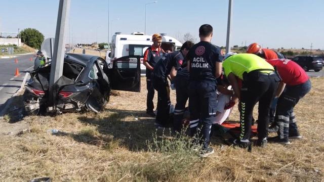 Otomobil direğe ok gibi saplandı: 3 yaralı