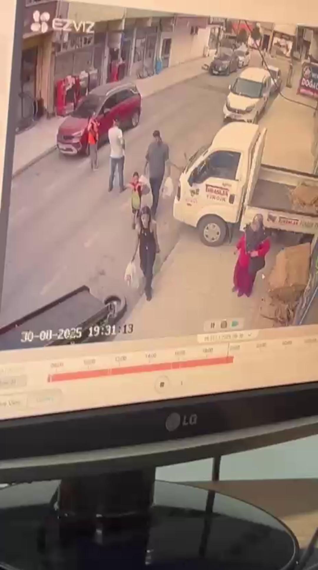 Sokak ortasında dehşet! Ailesiyle alışverişinden dönerken öldürüldü: 4 yaşındaki oğlu da yaralandı 2
