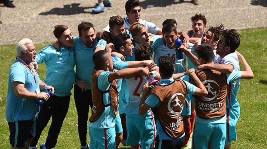 Galatasaray altyapıdan 7 oyuncuyla profesyonel s&ouml;zleşme imzaladı