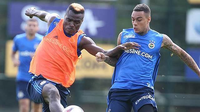 Fenerbahçe taraftarından Emenike ve Van der Wiel'e tepki!