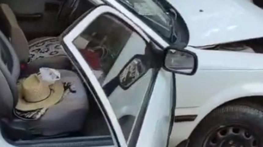 Otomobil kuaför dükkanına daldı: 1 yaralı