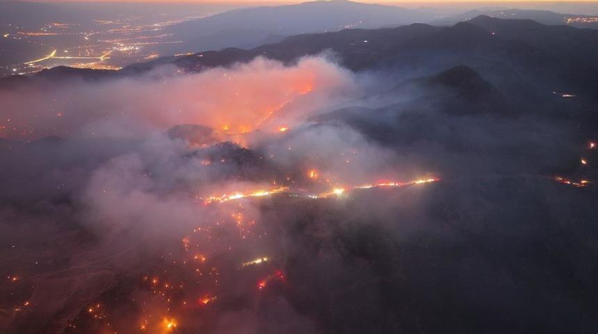 3 gündür devam eden yangının şiddeti havadan görüntülendi