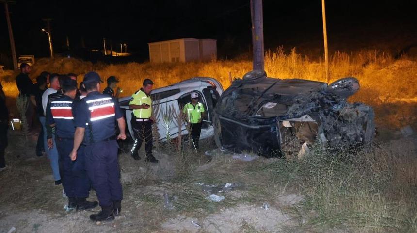 Önündeki araca çarptı, iki araç da takla attı: 2'si ağır 5 yaralı