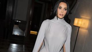 Kim Kardashian'ın kıyafeti çok konuşuldu! Ön kısmına kimse anlam veremedi
