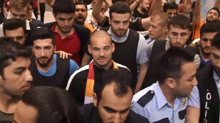Havalimanında Sneijder izdihamı!
