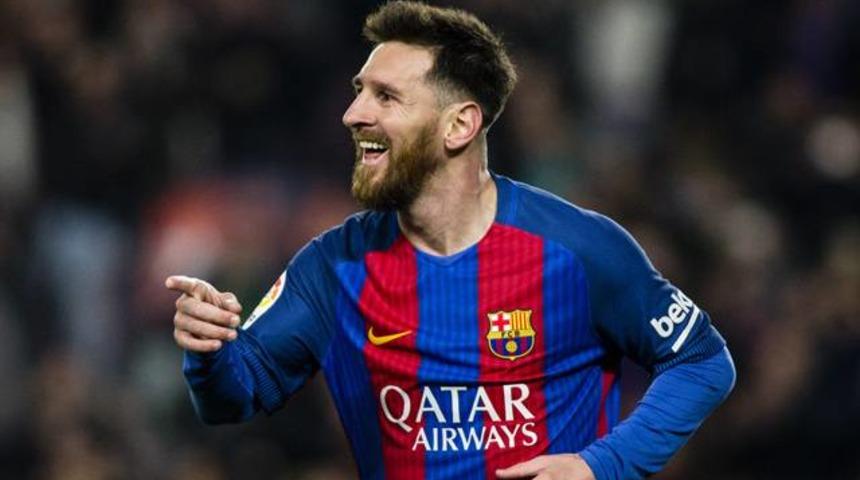 Lionel Messi 4 yıl daha Barcelona'da